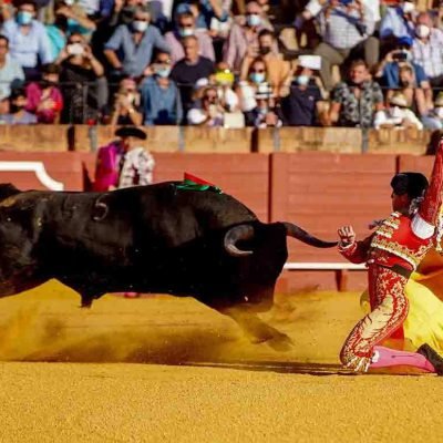 la estación 97.7 fm - Fiesta taurina no cancelada